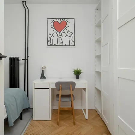 New Close To The Market Square By Renters Apartamento
