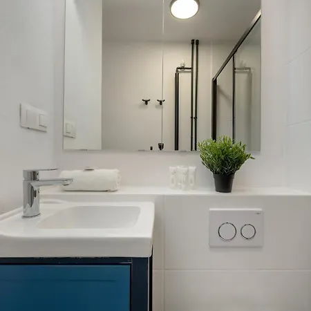 New Close To The Market Square By Renters Apartamento